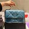 19 série Designer feminino Bolsa de ombro azul escuro Holdes de couro de campal de campina de metal portátil Hardware de prata de prata portátil Matelasse Chain Bolsa Cross Bolsa Cross 26cm