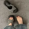 Kapcia grube w Internecie Czerwone Kapcie do damskiej letniej odzieży wierzchniej Modna Instagram Style Super gorący 2024 NOWOŚĆ Casual One Line Anti Sandals H240412