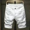 2024 pantaloncini bianchi di jeans uomini strappati in ginocchio jeans casual buco pantaloni corti maschio streetwear 240411