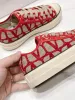 2024 Haftowane czerwone swobodne trampki damskie buty tkaniny płaskie butów sportowych spacer