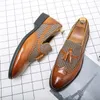 Sıradan ayakkabılar 2024 püskül iş loafers erkekler için ayak parmağı slip-on kahverengi sürüş elbise moda düğün mokasen