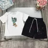 Meninos populares de traje de bebê de mangas curtas roupas de designer de designer de 100-150 cm de camiseta e shorts de impressão listrada colorida 24April