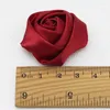 Fleurs décoratives (20pcs / pack) 4cm de haute qualité satin tridimensionnel rose artificielle de fleur de mariage robe de fête de mariage décoration scrapbook