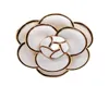 Designer Camellia Brooches Högkvalitativ Emalj Flower Brosches Multilayer Petals Pins Fahsion SMEECCHRY GENTS för män Kvinnor Vit B1968980