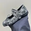 Scarpe casual primaverile vera pelle vera punta quadrata da donna piatto decorazioni decorazioni con fibbia gallet in stile punk a piedi