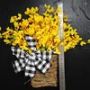 Flores decorativas Canasta de puertas Decoración frontal vibrante con bownot a cuadros de primavera artificial para casa