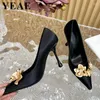 Chaussures habillées 2024 Designer de luxe Gold Flower Women Pumps Fashion Silk Party Banquet pointu Point Stietto High Talon