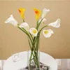 Fleurs décoratives 67 cm Calla Lily Lily Long Branch Pu Half Bloom Fleur pour la décoration de fête Tableau d'accueil en général Mariage