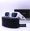 Kvinnors ovala designer ramglas som säljer egendom Squared Solglasögon Metallben Letter Design Bensin Stale Bachelor Smak Shenzhen2020 Jobb Curlywigs