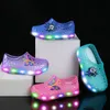 Sandaler Kids Slides tofflor Beach LED-lampor Skor Spänne utomhus Sneakers Storlek 19-30 76EG#