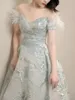 Elegant von der Schultersatin Abendkleider Temperament Lange plissierte Heimkehrkleider bodenlange Feder-Promkleider 2024