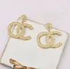 20Style العلامة التجارية Crystal Letter Studs أقراط 18 كيلو متر مطلي بالذهب مطلي بالأذن الماس الشهيرة النساء اللؤلؤة اللؤلؤة الحرس الحفل مجوهرات الحفلات