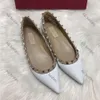 Sandały dla kobiet spiteż się nogami płaskie obcasy mokasyny luksus v marka nagie czarny patent skóry sexy płytkie czerwone buty ślubne designer butów rozmiar 34-44