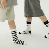 Calzini calzini per bambini autunno nuovo in bianco e nero semplificato lettere sport calzini di cotone botton