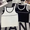 Tanques femininos Camis Designer 2024 Primavera/verão novo xiaoxiang estilo preto e branco no pescoço redondo tampa de malha para fit slim fit sem mangas diamante e4pp