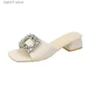 Slippers peu frais fraîches pour les femmes 2024 Été Nouveau talon épais carré d'eau de tête de diamant facile à assortir la mode confortable H240412