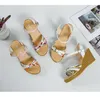 Trendy Flip Flop Sandalen Sommer Sandalen Frauen Neigung hohe Sandes Heels Fischmund ein Knopf Römische Schuhe Knöchelgurt Keile 240228