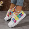 Casual schoenen dames te koop 2024 Hoogwaardige veter gemengde kleuren damesvulcanisatie mode buitenronde ronde hoofd plat sneakers