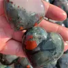 Dekorativa figurer 1PC -SHAND CARVED CRYSTALS Crafts Gemstone Natural Bloodstone Heart Shaped Stones till salu