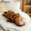 Kussen Regina Kawaii Wisetiger Breitive Gift Home Decor Children Toy Dakimakura Leuk grappige zachte pluche bankworp