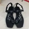 2024 Designer Märke Flat Sandals Strip Black Patent Leather Women Dress Shoes Tribute Cassandra Sandal Metal Buckle Women Wedding Party Top Quality