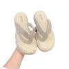 Kvinna Trend Rhinestone Flipflop Slippers Thick Sules Outdoor Wear Fashionable Beach Shoes Indoor Anti Slip Sandals 240412