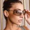 Metallramlösa böjda solglasögon för kvinnors moderna Instagram konkava formade solglasögon, fashionabla gatufoton, fyrkantiga glasstrend