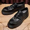 Dress Shoes Soft Cowhide Mens Business Loafers Luxe echt leer 2024 Designer Britse stijl slip op comfortabele sociale man