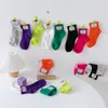 Chaussettes Version coréenne hosiery de l'étiquette du visage souriant pour les enfants, produits printemps d'été, chaussettes à tendance à la tendance en tissu de couleur de bonbons, femmes de style collégial