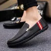 أحذية غير رسمية جلدية الرجال الفاخرة العصرية 2024 زلة على المتسكعين الرسميين moccasins الإيطالية السوداء أحذية رياضية القيادة