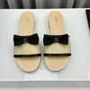 2024 Designer Dames Sandals Sandals Summer Beach Luxe mode Street Casual Flat Shoes Dames boog twee slippers