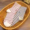 Chaussettes de style hosiery mi-longueur pour les enfants, coton à la mode frais brodé avec des rayures de bouche large ours, pile étudiante