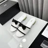 2024 Designer Dames Sandals Sandals Summer Beach Luxe mode Street Casual Flat Shoes Dames boog twee slippers