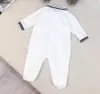 人気の新生児ジャンプスーツのデザイナー幼児ボディスーツサイズ59-90 cmハンサム蝶ネクタイ装飾幼児クロールスーツ24april