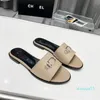 2024 Designer Explosive Frauen Sandalen Summer Beach Luxuskanal gestreiftes Casual Flats Women's Classic Metal Label Label Buchstaben Flip Flops