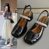 Sandaler kvinnor 2024 Summer Korean Fashion Square ledde vattendiamant en linje med tjocka klackar Mary Jane Baotou