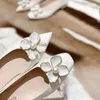 Chaussures décontractées en cuir normal dames chaussures d'été de marge de mariage perle chaussure blanche talon bas élégant pour les femmes 2024 39 à l'offre d'un