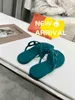 2024 Nouvelles pantoufles d'été Sandales designer femme d'été talon plat décontracté tongs à l'extérieur Piscine Sliders Beach 7xl9