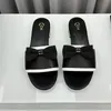 2024 Designer Dames Sandals Sandals Summer Beach Luxe mode Street Casual Flat Shoes Dames boog twee slippers