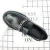 Lässige Schuhe vier Jahreszeiten Trend Le Fu Kettenschnalle Dicke Boden Erhöhen Sie Leder A Steigbügel D5145