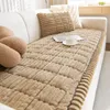 Couvre-chaise Couvre un canapé en peluche à rayures tridimensionnelle couleur couleur d'hiver épaissis de couverture épaissie antidérapante.