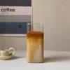 Vinglas med fyrkantig transparent glas kopp kaffemugg kall dryck vatten flaska öl vinglas dessert frukost mjölk dricka