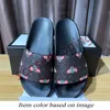 Designer sandaler för män kvinnor platt gummi glider mode lyxiga randiga växlar sula platta mulor scuffs damer rum hus utomhus strand läder skor tofflor storlek 36-45