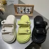 Slippers dik opgeloste een lijn sandalen voor dames 2023 Nieuwe zomer bovenkleding mode veelzijdige spons Sole Beach Shoes H240412