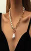 Punk Asymmetric Charm Chain Pearl Necklace for Women Barock Oregelbundet Pendant Long Toggle Chain 2023 Nya trendiga smycken gåvor8266394