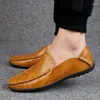 Casual Shoes Qffaz Summer äkta lädermän Bekväma mesh loafers lägenheter som kör mockasiner