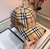 Designer Burbberies Ball CPAS New England Plaid Rainbow Men039S Women039S Universal Baseball Cap Plaid mångsidig fyra säsong3997767