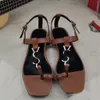 2024 Designer Märke Flat Sandals Strip Black Patent Leather Women Dress Shoes Tribute Cassandra Sandal Metal Buckle Women Wedding Party Top Quality