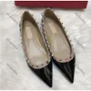 Sandálias femininas apontadas rebites de saltos planos saltos de luxuosos vra marca nude nude patente couros sexy rasos de sapatos de casamento vermelho designer drees sapatos tamanho 34-44