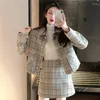 Arbetsklänningar Plaid Woolen Suits Women Winter Thick Short Päls Krage Coats High midje Mini kjol Tvådelar Kvinnliga uppsättningar